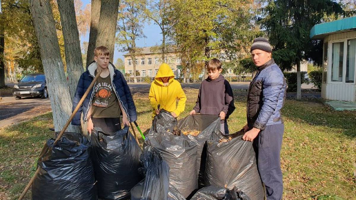 Члены добровольческого отряда Ручейки добра Щигровского центра соцпомощи привели в порядок скверы