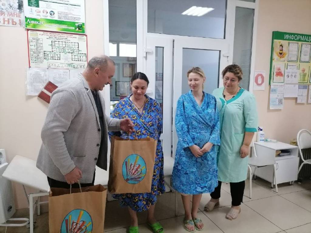 Специалисты Щигровского центра поздравили рожениц