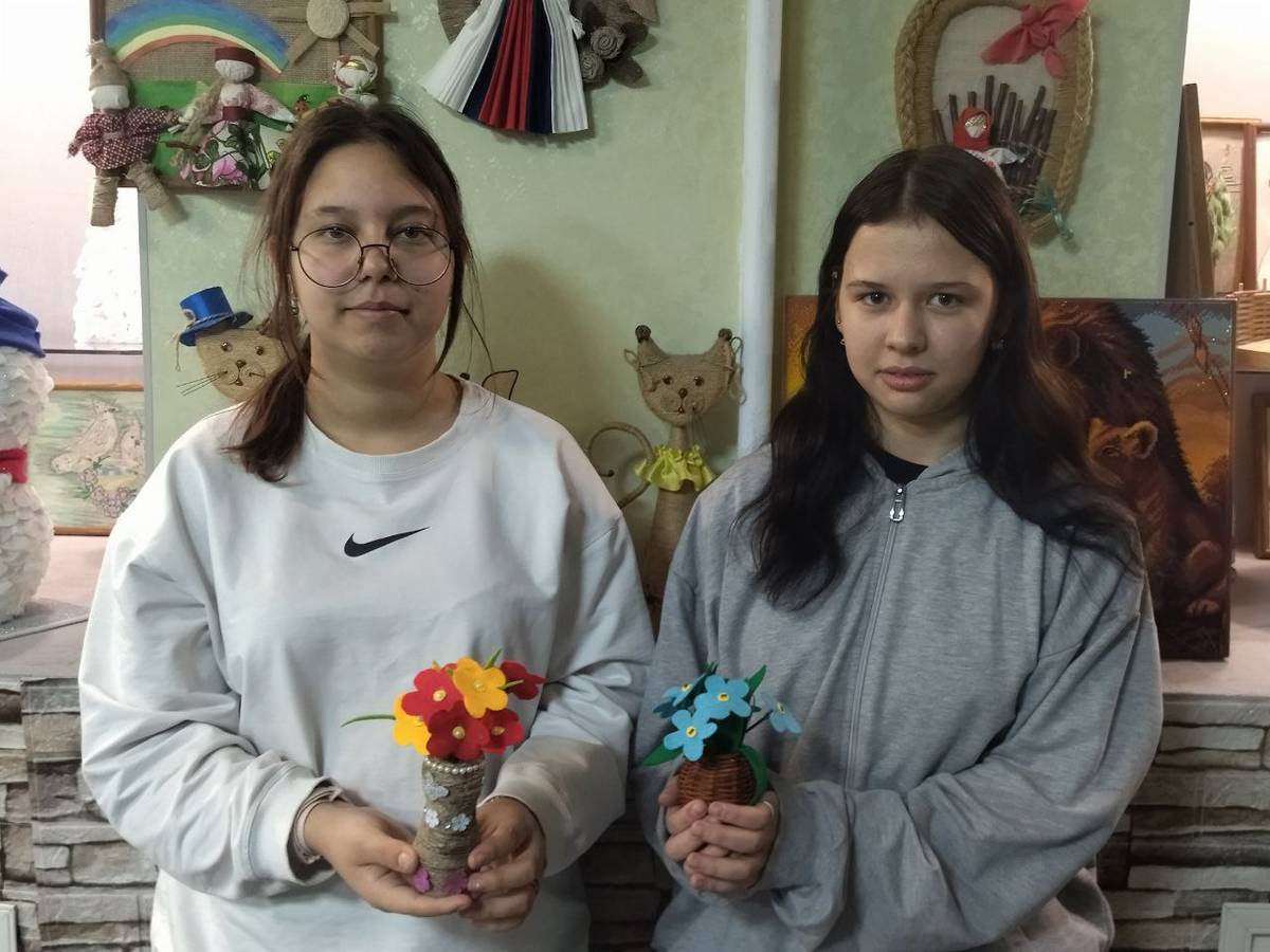 В Щигровском центре ребята создавали вазочки