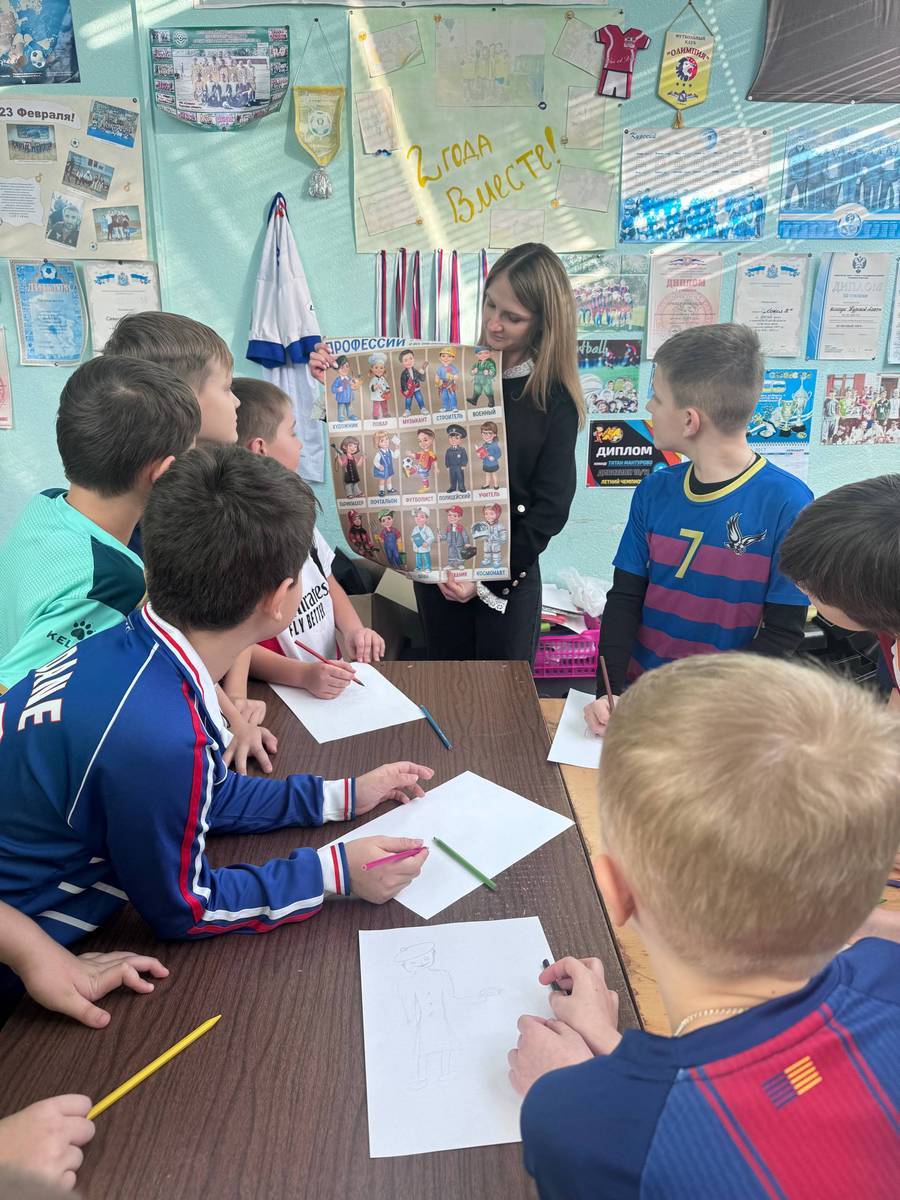 Специалисты Щигровского центра провели конкурсно-игровую программу «В мире профессий» для несовершеннолетних футбольного клуба «Сокол» 