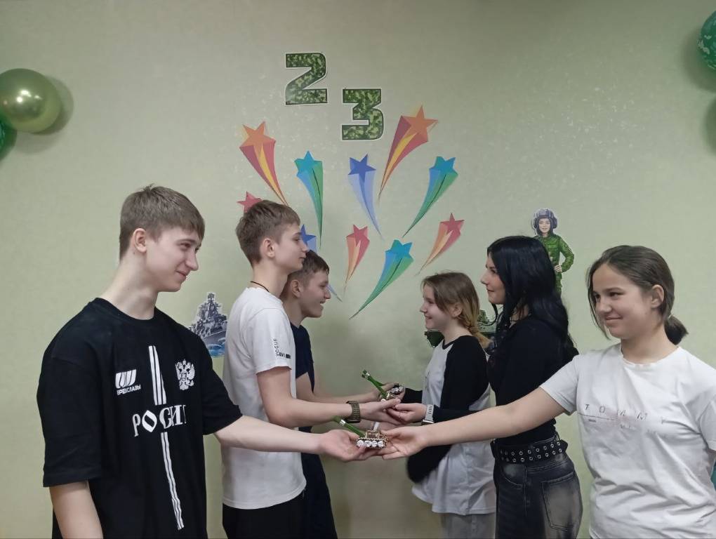 Воспитанницы Щигровского центра вручают сладкие подарки