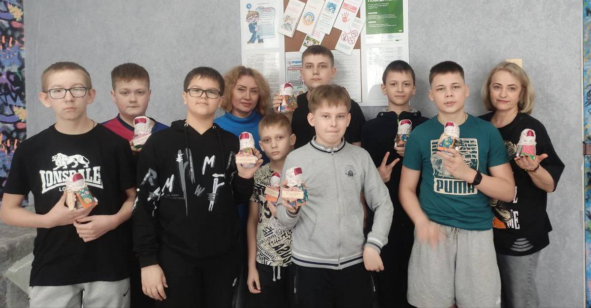 В подростковом клубе «Поколение сильных»  Щигровского центра состоялся мастер-класс «Подарок для мам»