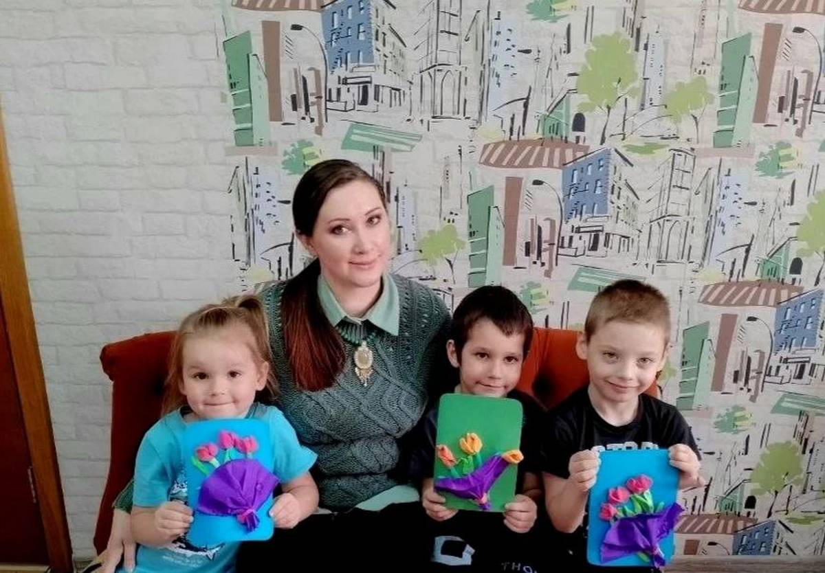 В Щигровском центре в арт-терапевтическом кабинете работали с воздушным пластилином