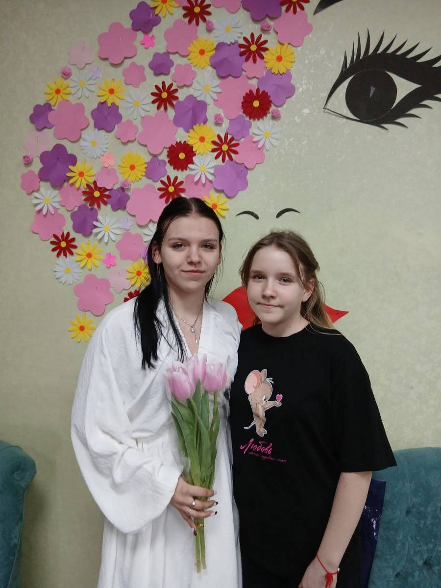 Воспитанники Щигровского центра дарят открытки мамам