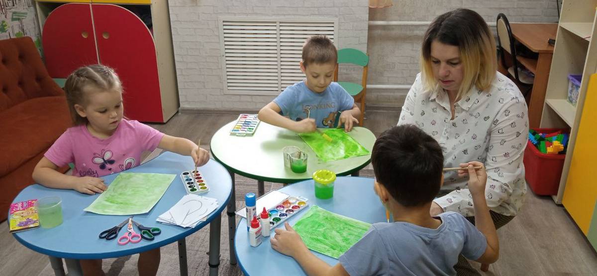 Воспитанники Щигровского центра создали «Весенние ромашки»