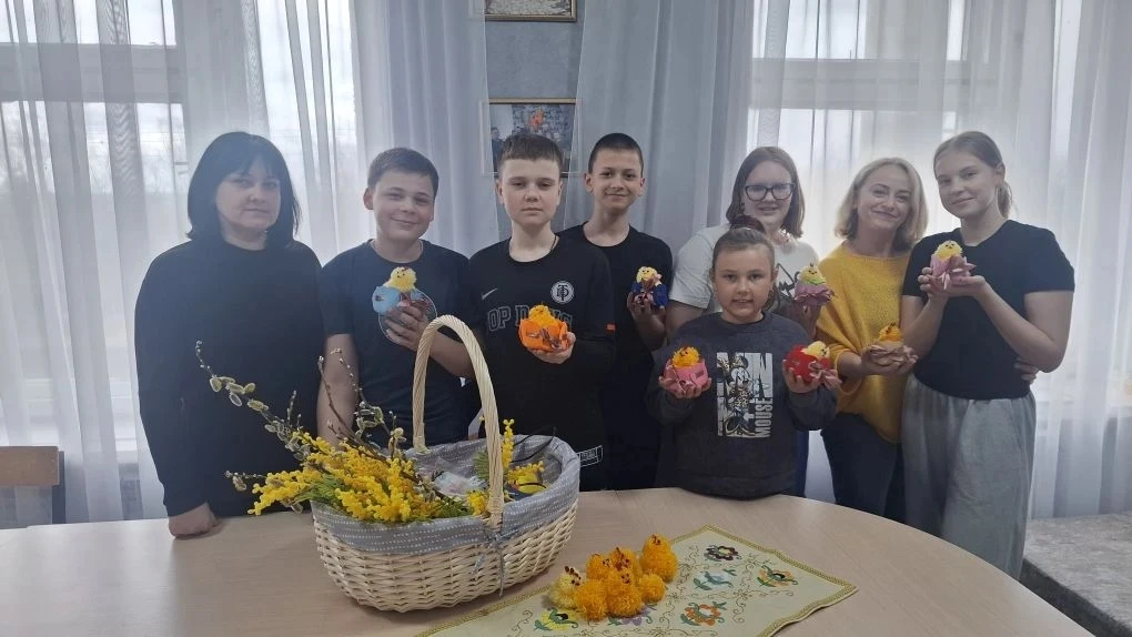 Ребята из Подросткового клуба увлеклись  творческой работой