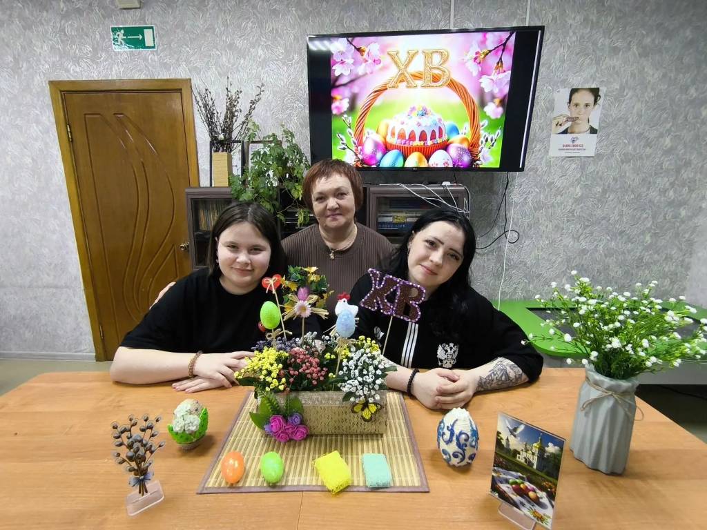 Воспитанники Щигровского центра работали над пасхальной композицией