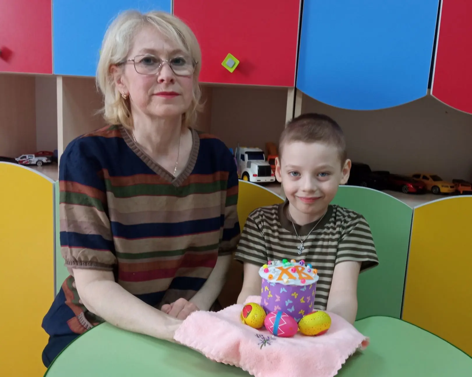 В Щигровском центре украшали пасхальный кулич