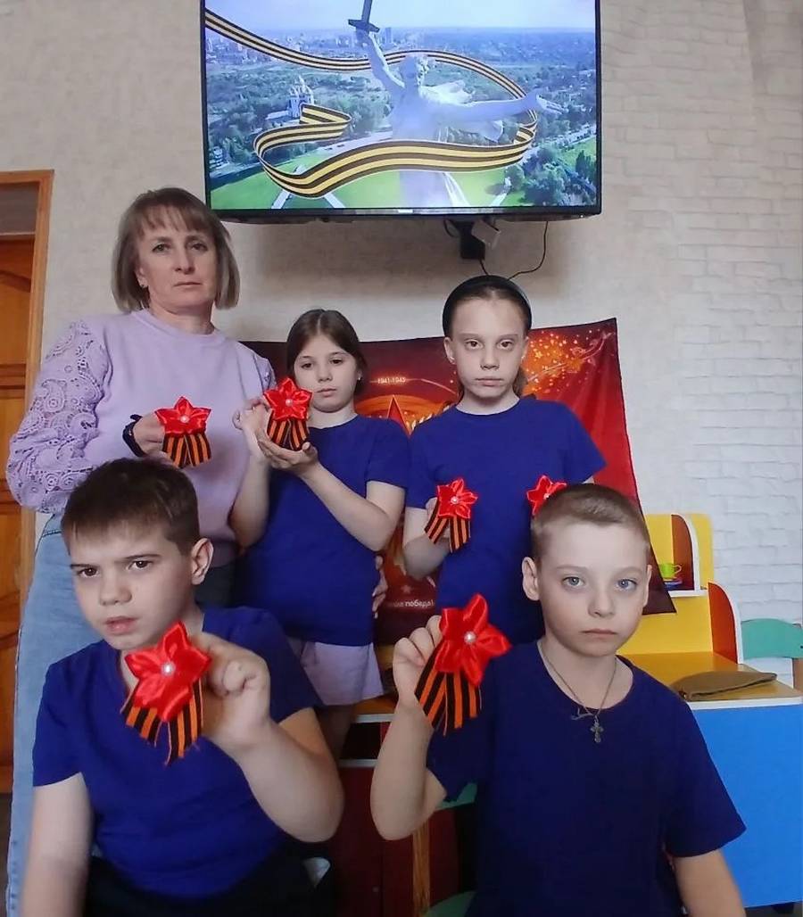 Воспитанники Щигровского центра «Импульс» подготовили тематический плакат и создали георгиевские ленточки для защитников