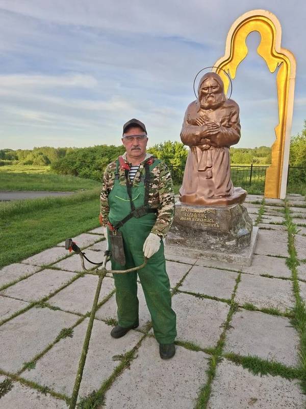 Сотрудники Щигровского центра привели в порядок территорию у памятника преподобному Серафиму Саровскому