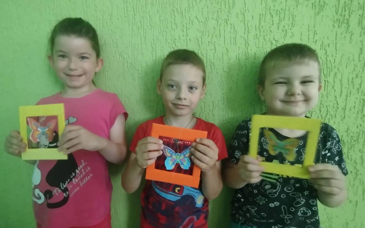 В Щигровском центре создавали поделку «Летящая бабочка».   