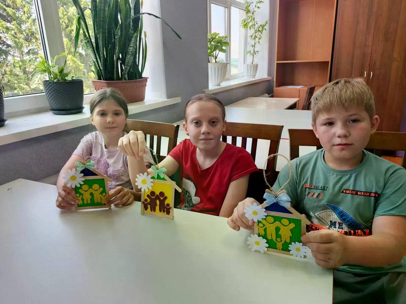 Воспитанники Щигровского центра поздравили сотрудников с праздником